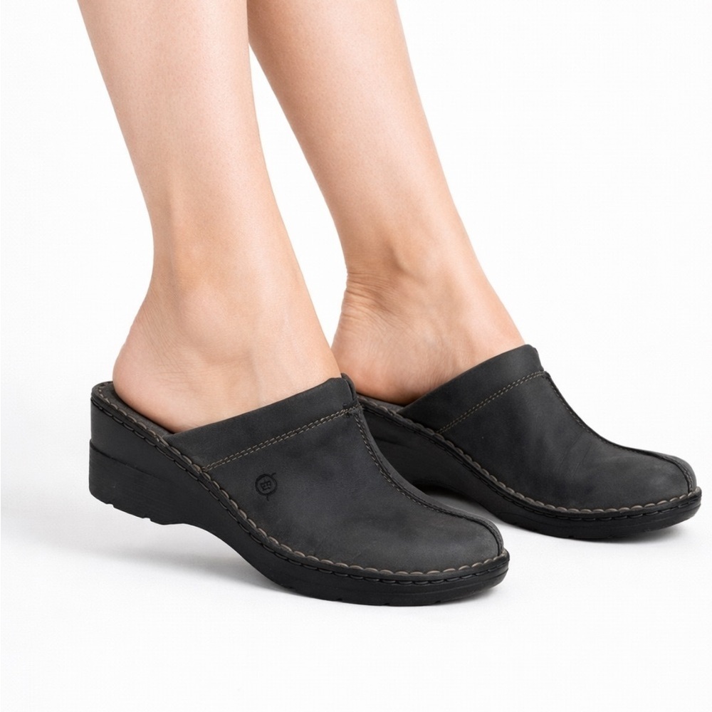 BORN SLIP ON CLOGS SIZE 9 LEATHER